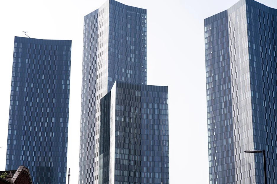 Nowoczesny wieżowiec z innowacyjną fasadą architektoniczną